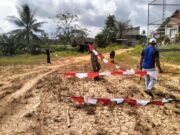 Sambut HUT RI Ke-81, Babinsa berserta Warga Bersihkan Lapangan Rajawali