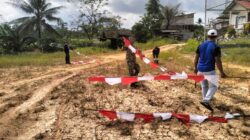 Sambut HUT RI Ke-81, Babinsa berserta Warga Bersihkan Lapangan Rajawali