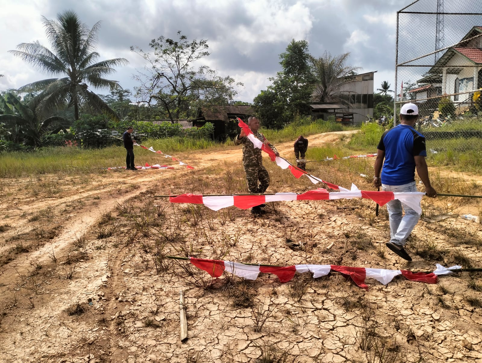 Sambut HUT RI Ke-81, Babinsa berserta Warga Bersihkan Lapangan Rajawali Sambut HUT RI Ke-81, Babinsa berserta Warga Bersihkan Lapangan Rajawali