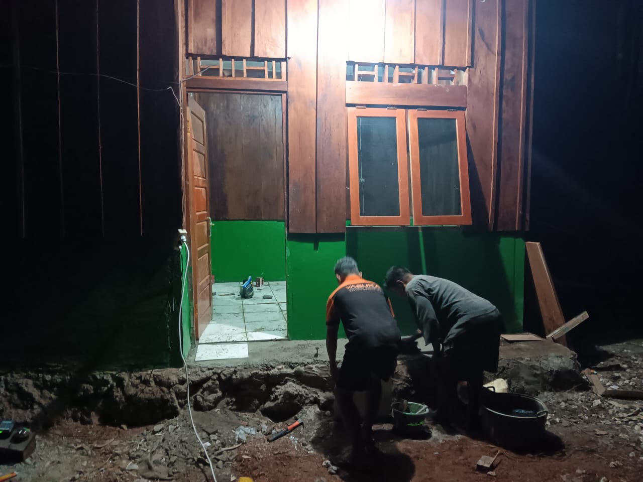 Pantang Menyerah hingga Malam, Satgas TMMD Ke-129 Kodim 1807/Sorsel Lembur Finishing Rumah Type 36 untuk Warga Kampung Sesor Pantang Menyerah hingga Malam, Satgas TMMD Ke-129 Kodim 1807/Sorsel Lembur Finishing Rumah Type 36 untuk Warga Kampung Sesor