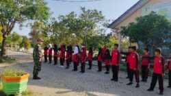 Ciptakan Disiplin Sejak Dini, Babinsa Sidorejo Berikan Latihan PBB Kepada Murid SD 031 Penajam