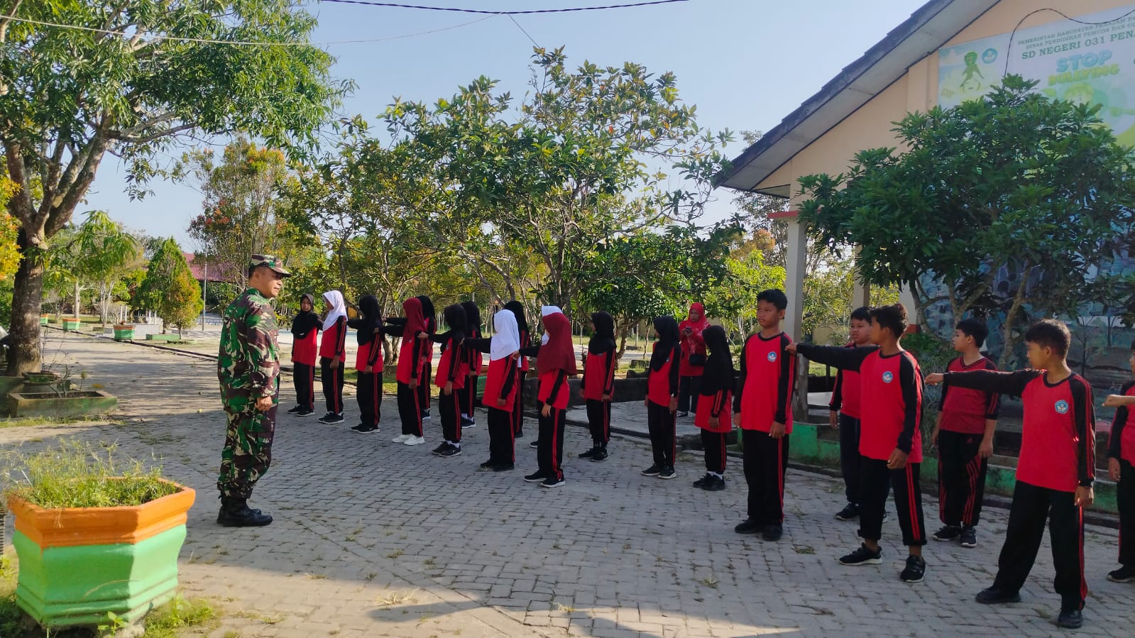 Ciptakan Disiplin Sejak Dini, Babinsa Sidorejo Berikan Latihan PBB Kepada Murid SD 031 Penajam Ciptakan Disiplin Sejak Dini, Babinsa Sidorejo Berikan Latihan PBB Kepada Murid SD 031 Penajam