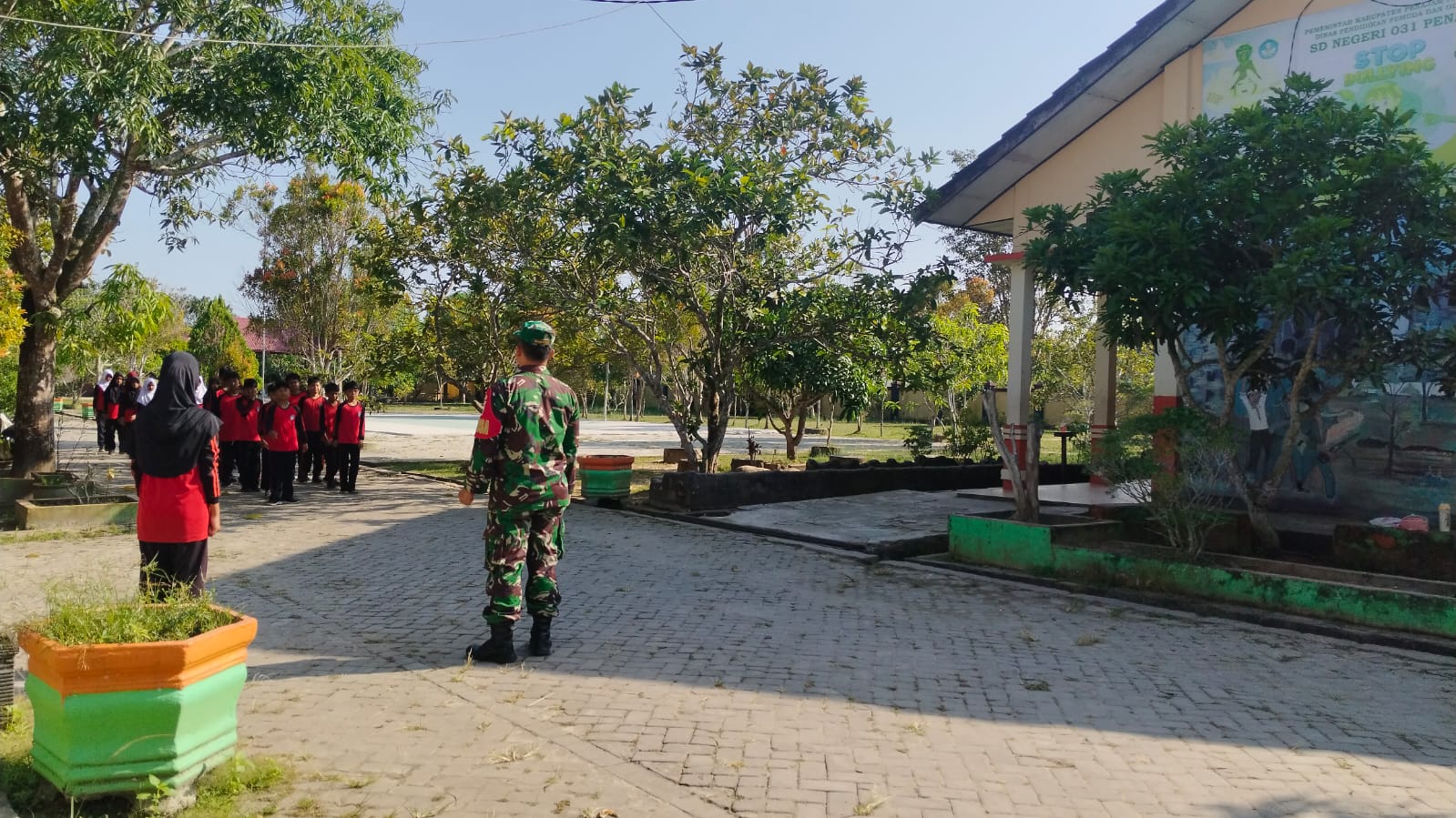Ciptakan Disiplin Sejak Dini, Babinsa Sidorejo Berikan Latihan PBB Kepada Murid SD 031 Penajam Ciptakan Disiplin Sejak Dini, Babinsa Sidorejo Berikan Latihan PBB Kepada Murid SD 031 Penajam