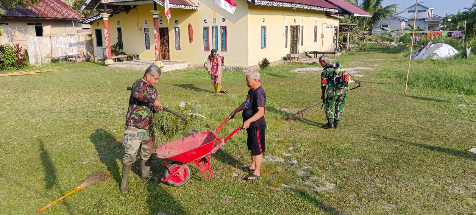 Ciptakan Lingkungan Yang Indah ,Babinsa Nenang Bersama Warga Gotong Royong Ciptakan Lingkungan Yang Indah ,Babinsa Nenang Bersama Warga Gotong Royong