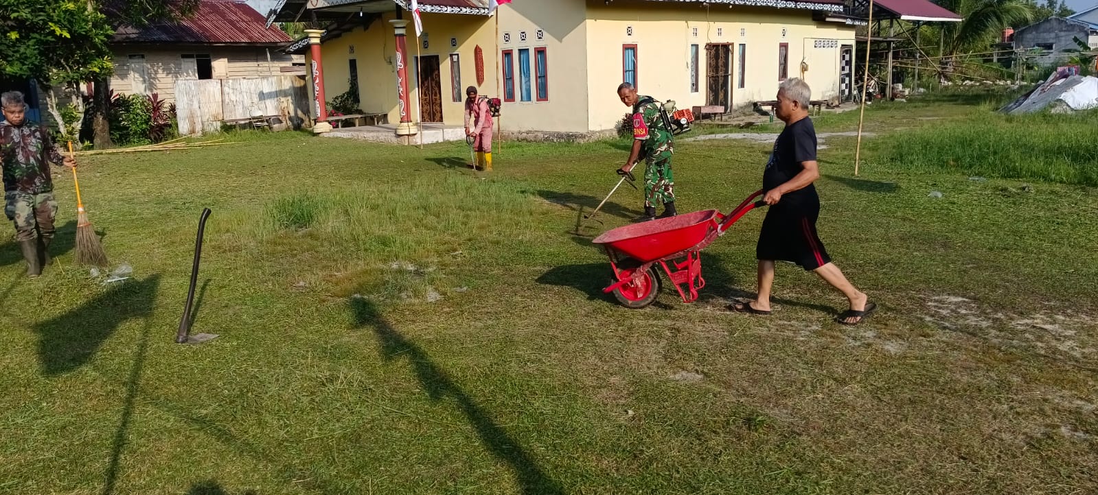 Ciptakan Lingkungan Yang Indah ,Babinsa Nenang Bersama Warga Gotong Royong Ciptakan Lingkungan Yang Indah ,Babinsa Nenang Bersama Warga Gotong Royong