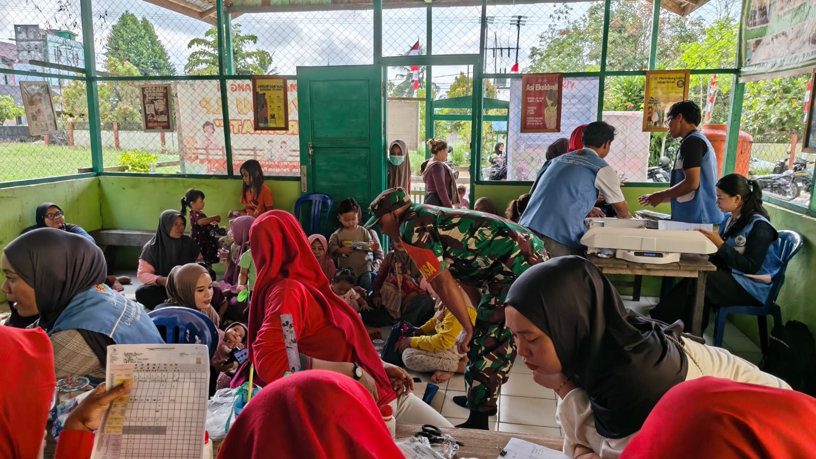Sebagai Wujud Kepedulian Kesehatan Balita, Babinsa Giripurwa Dampingi Kegiatan Posyandu Sebagai Wujud Kepedulian Kesehatan Balita, Babinsa Giripurwa Dampingi Kegiatan Posyandu
