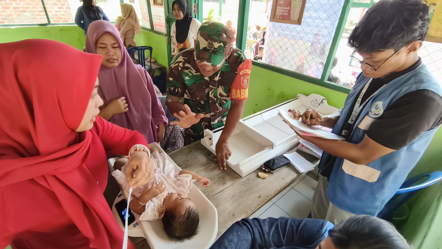 Sebagai Wujud Kepedulian Kesehatan Balita, Babinsa Giripurwa Dampingi Kegiatan Posyandu Sebagai Wujud Kepedulian Kesehatan Balita, Babinsa Giripurwa Dampingi Kegiatan Posyandu