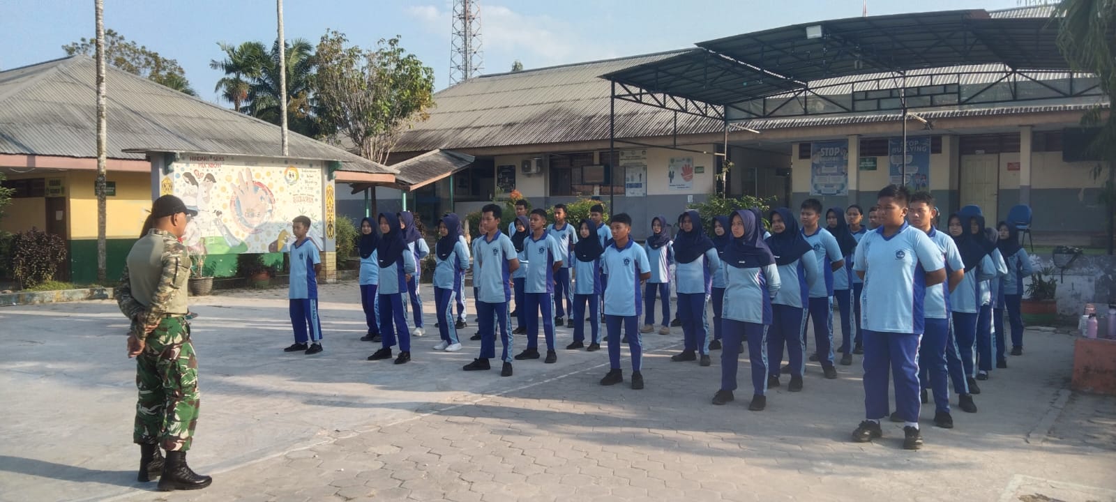 Dalam Rangka Menyambut HUT RI, Babinsa Koramil 04/Sepaku Latih PBB Siswa SMPN 2 PPU Dalam Rangka Menyambut HUT RI, Babinsa Koramil 04/Sepaku Latih PBB Siswa SMPN 2 PPU