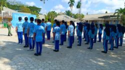 Dalam Rangka Menyambut HUT RI, Babinsa Koramil 04/Sepaku Latih PBB Siswa SMPN 2 PPU