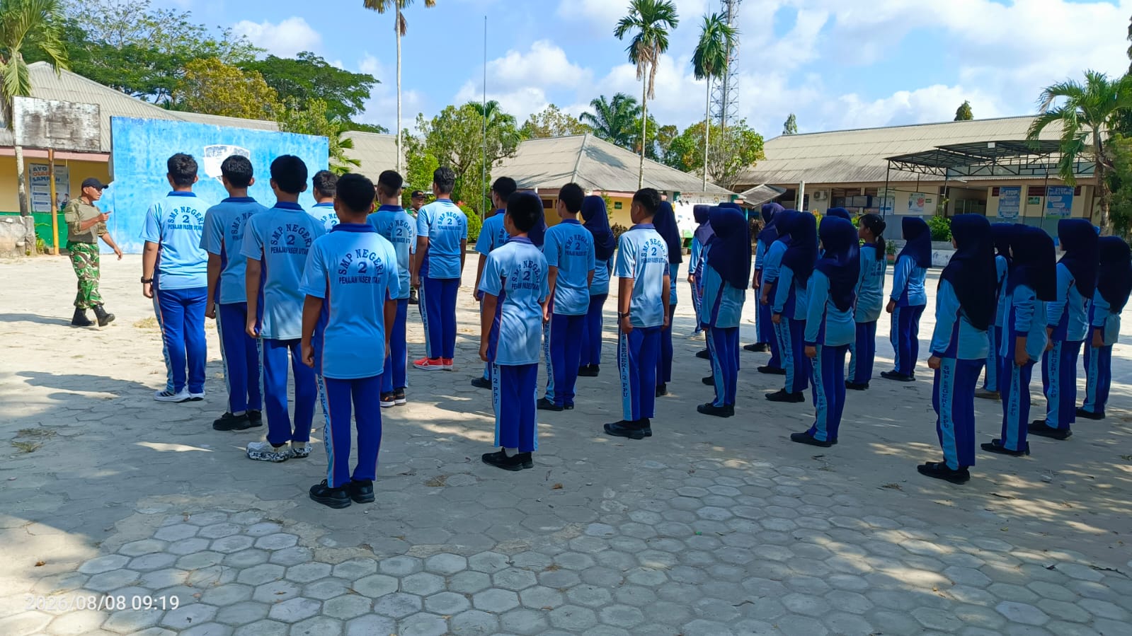 Dalam Rangka Menyambut HUT RI, Babinsa Koramil 04/Sepaku Latih PBB Siswa SMPN 2 PPU Dalam Rangka Menyambut HUT RI, Babinsa Koramil 04/Sepaku Latih PBB Siswa SMPN 2 PPU