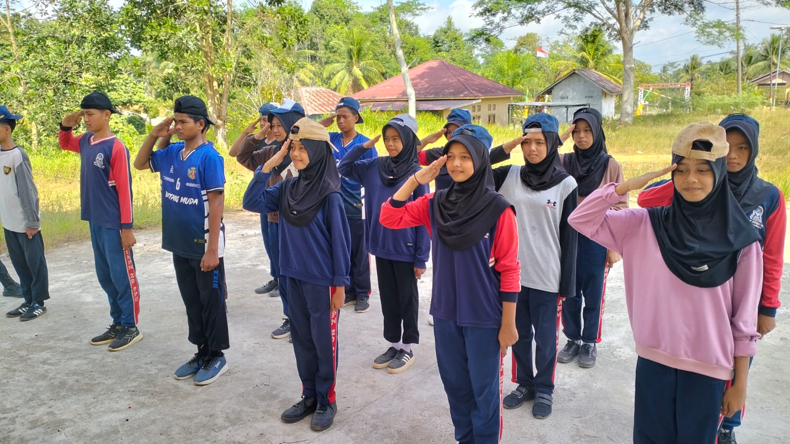 Sinergitas Babinsa dan Bhabinkamtibmas Latih Paskibra Desa Wonosari Sinergitas Babinsa dan Bhabinkamtibmas Latih Paskibra Desa Wonosari