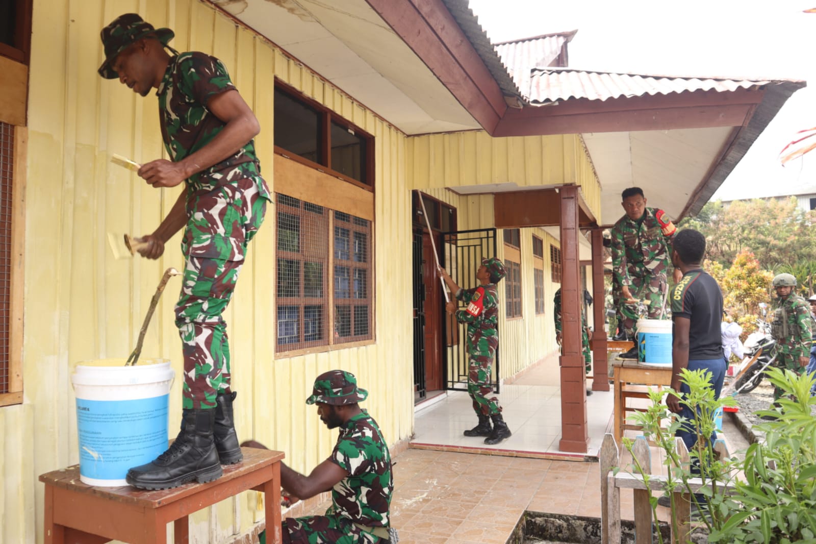 Kodim 1714/PJ Gelar Karya Bakti Merah Putih SMP Negeri 1 Mulia Kab. Puncak Jaya Kodim 1714/PJ Gelar Karya Bakti Merah Putih SMP Negeri 1 Mulia Kab. Puncak Jaya