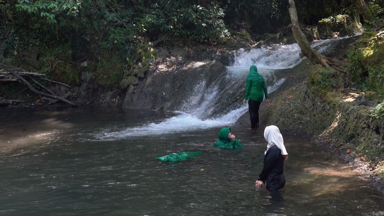 Jembatan Wisata Rampung, Persit Nikmati Keindahan Air Terjun Kampung Sesor
