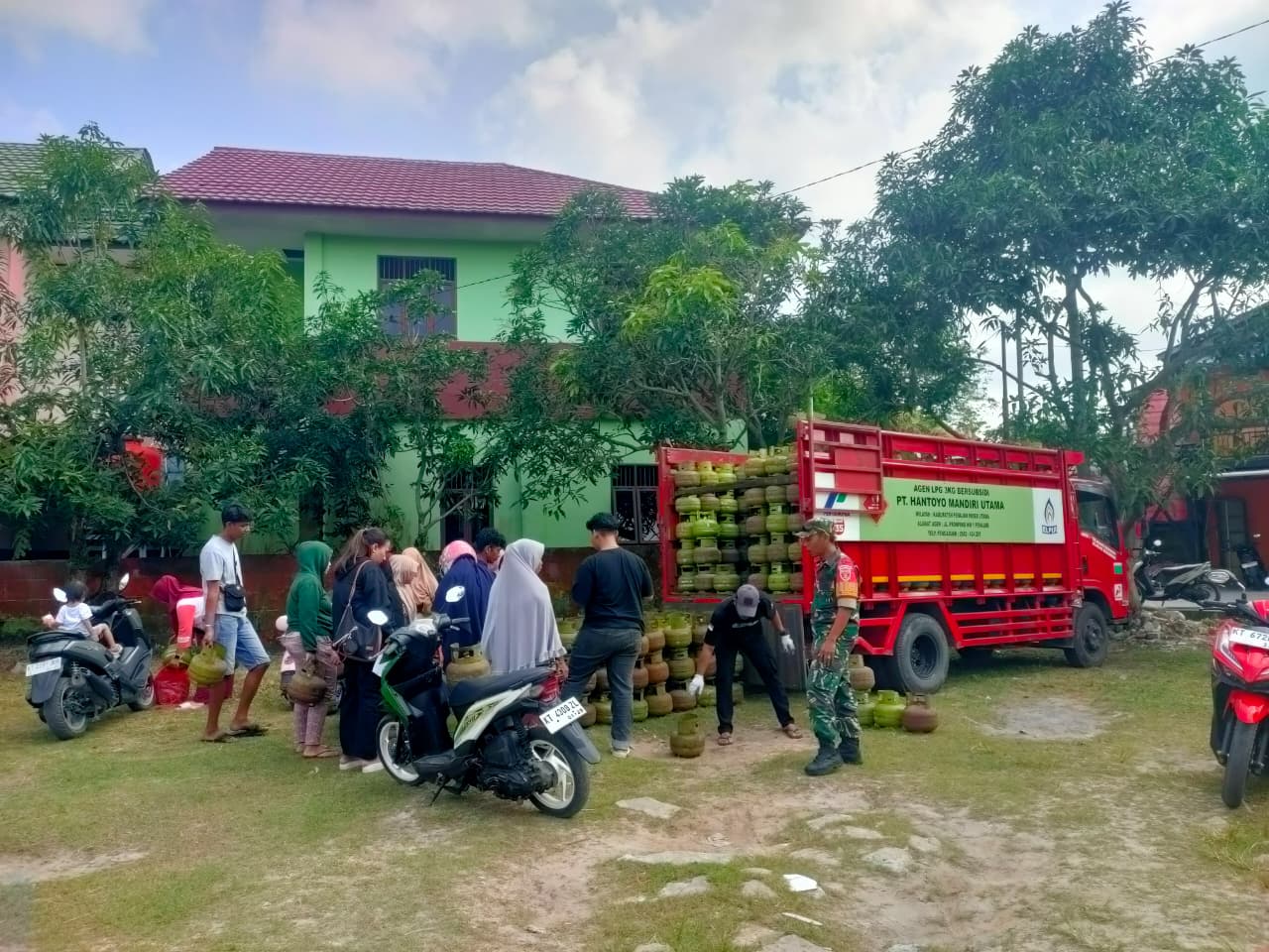 Yakinkan Aman dan Tertib, Babinsa Koramil Penajam Kawal Bazar Murah