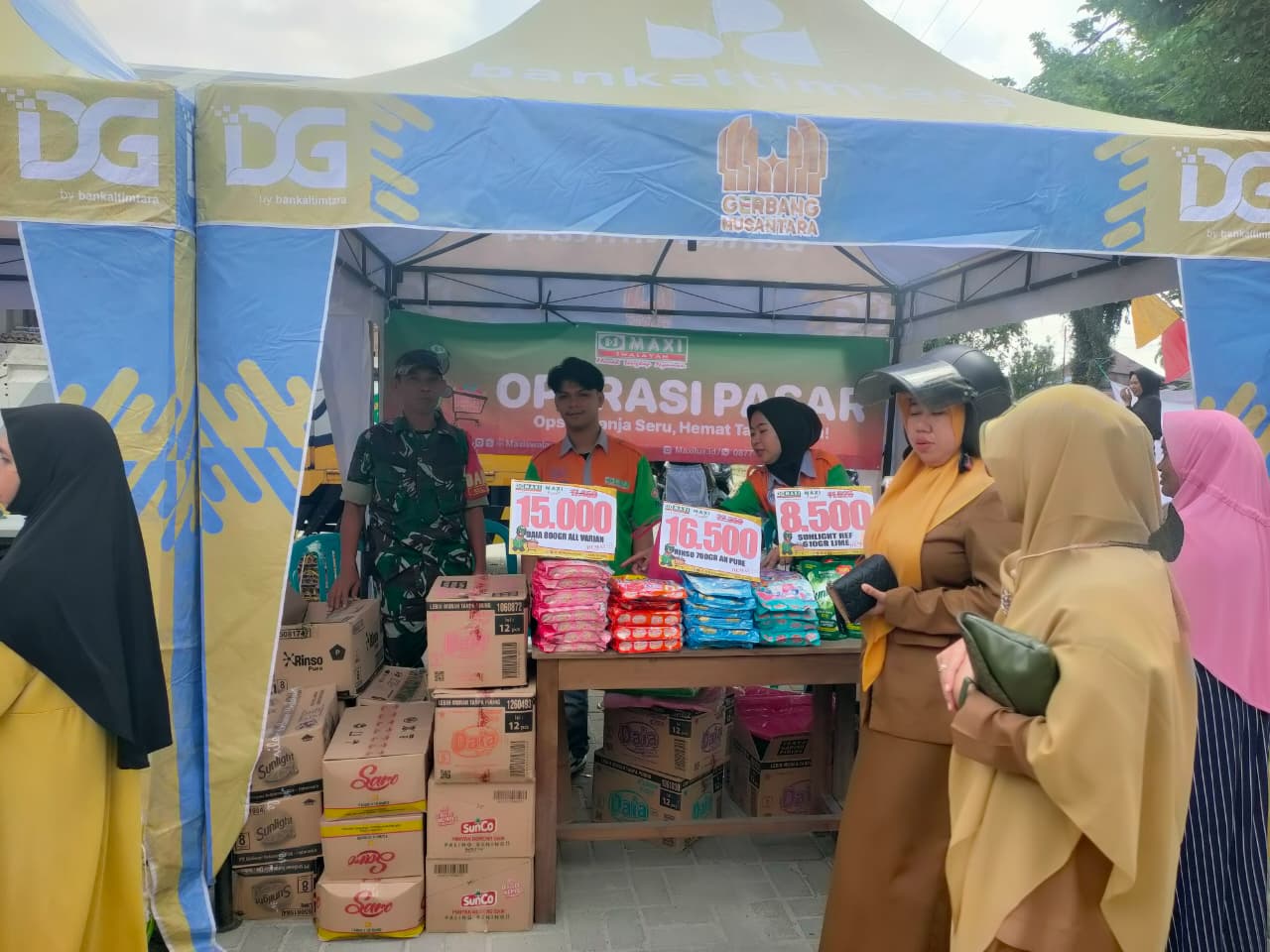 Yakinkan Aman dan Tertib, Babinsa Koramil Penajam Kawal Bazar Murah