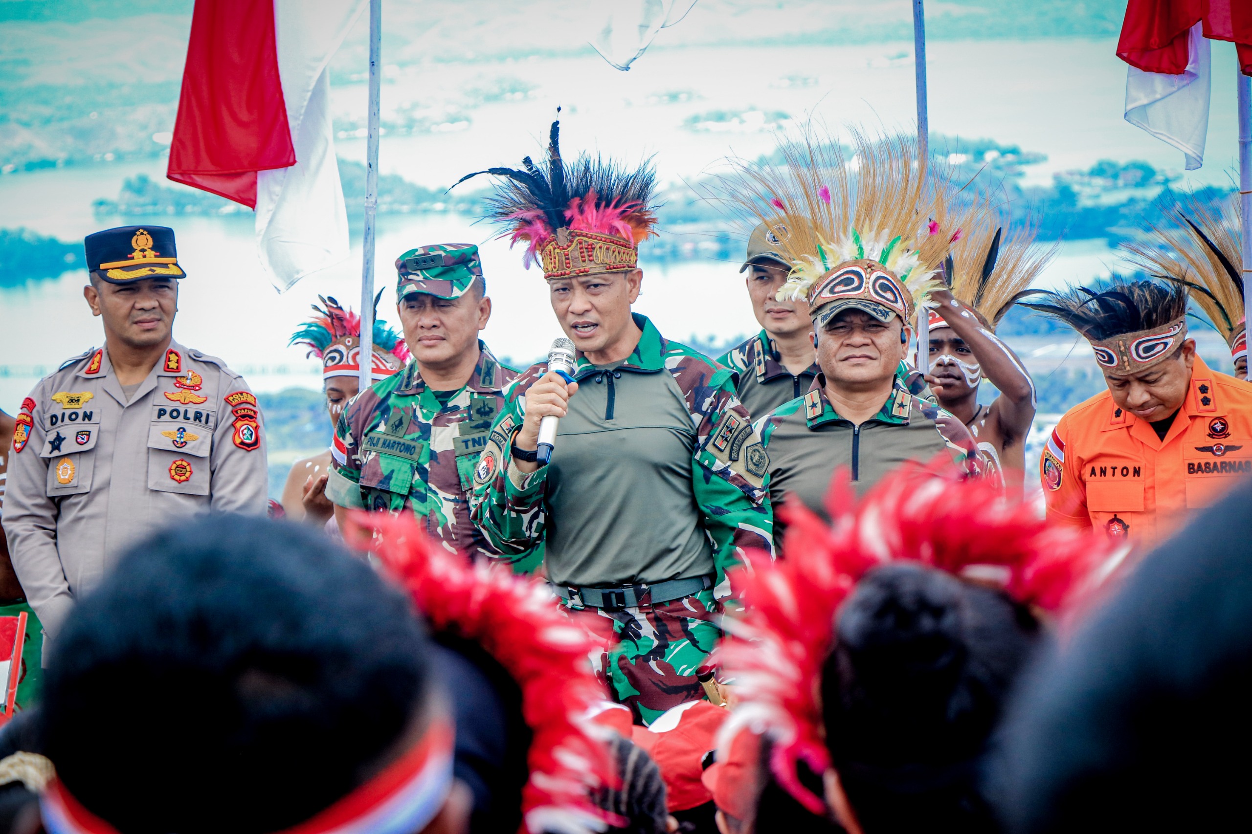 Sang Merah Putih Terbesar di Indonesia Berkibar di Puncak Gunung Cycloop, Koops TNI Habema : Gegap Gempita Damai Persatuan dari Tanah Cenderawasih Sang Merah Putih Terbesar di Indonesia Berkibar di Puncak Gunung Cycloop, Koops TNI Habema : Gegap Gempita Damai Persatuan dari Tanah Cenderawasih