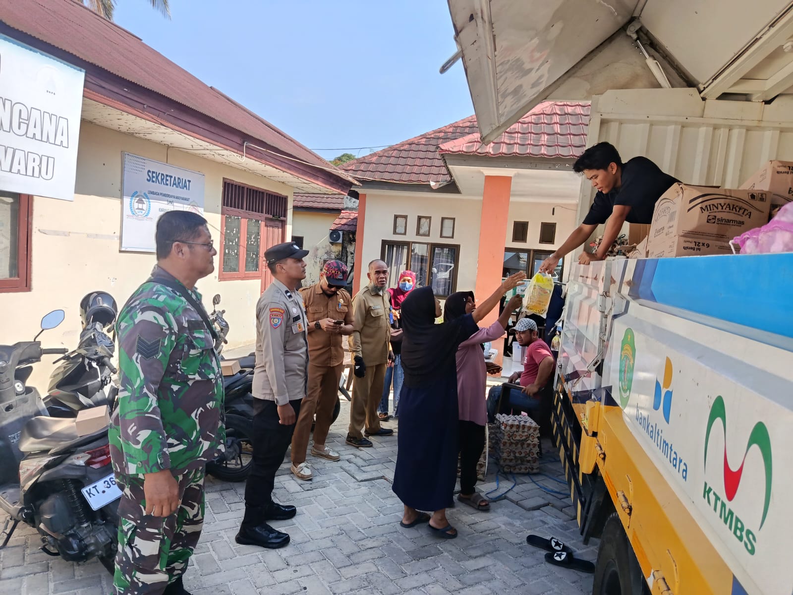 Sinergitas TNI dan Polri Kec Waru Amankan Pasar Murah