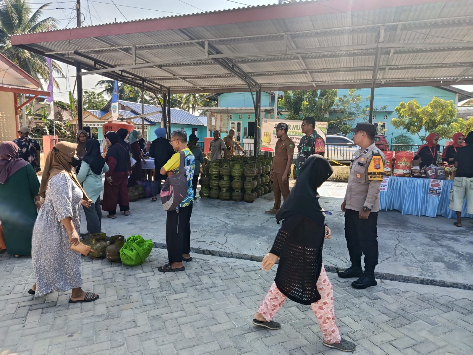 Sinergitas TNI dan Polri Kec Waru Amankan Pasar Murah