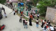 Kolaborasi Bersama Sambut HUT RI, TNI-Polri dan Warga Bersihkan Meriam Jepang