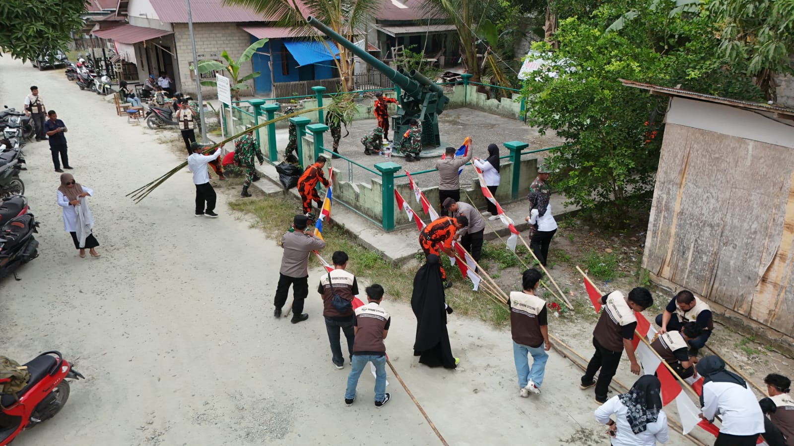 Kolaborasi Bersama Sambut HUT RI, TNI-Polri dan Warga Bersihkan Meriam Jepang