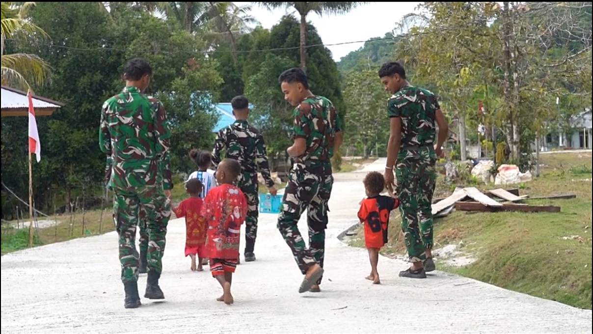 Senyum Anak-Anak Warnai Hasil Pembangunan Jalan Cor 250 Meter TMMD Ke-129 di Kampung Sesor Senyum Anak-Anak Warnai Hasil Pembangunan Jalan Cor 250 Meter TMMD Ke-129 di Kampung Sesor