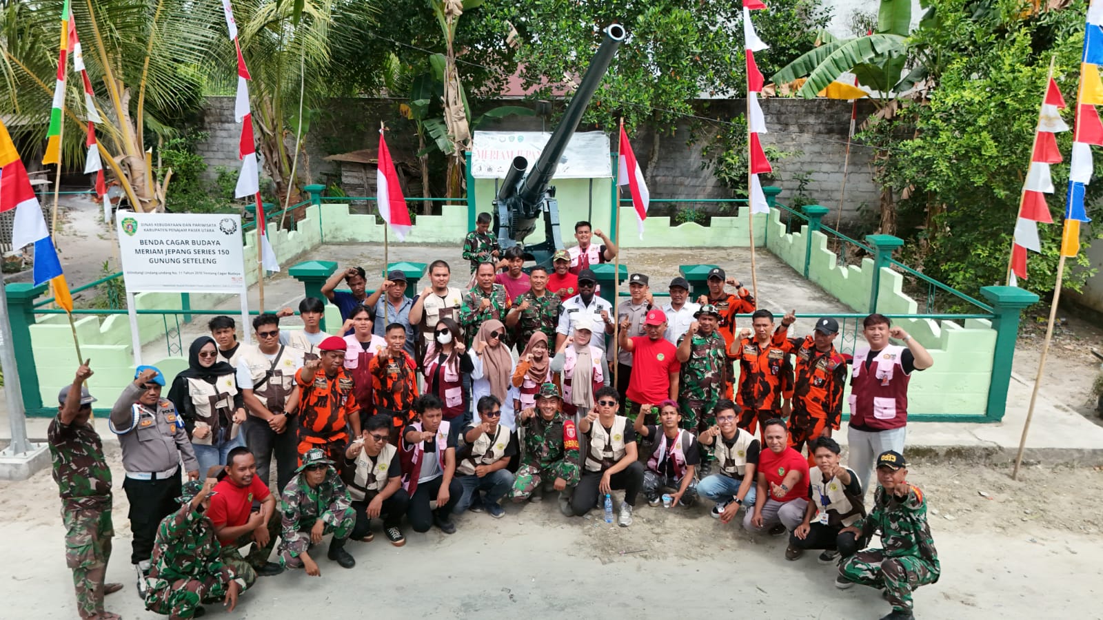 Kolaborasi Bersama Sambut HUT RI, TNI-Polri dan Warga Bersihkan Meriam Jepang