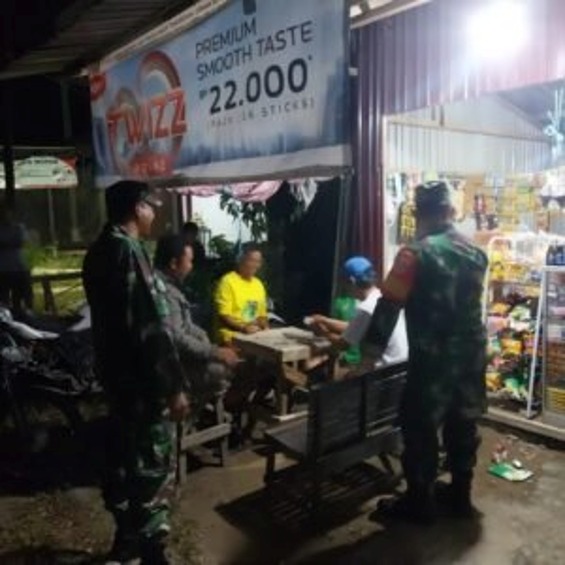 Yakinkan Wilayah Aman, Babinsa Labangka Barat Koramil 03/Babulu Laksanakan Patroli Malam Hari