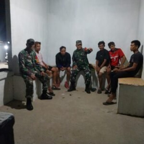 Yakinkan Wilayah Aman, Babinsa Labangka Barat Koramil 03/Babulu Laksanakan Patroli Malam Hari Yakinkan Wilayah Aman, Babinsa Labangka Barat Koramil 03/Babulu Laksanakan Patroli Malam Hari