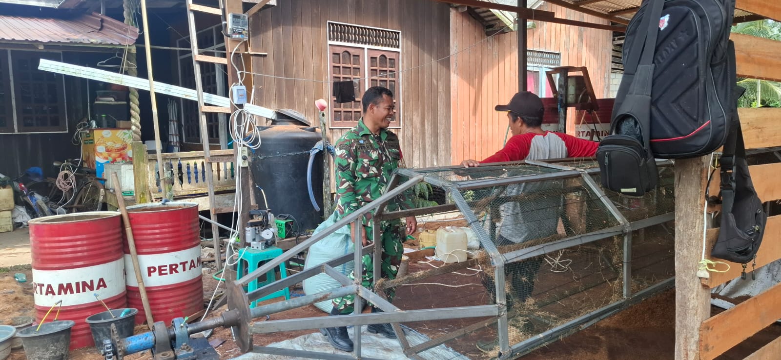 Babinsa Tanjung Ingatkan Jaga Lingkungan Sekitar, Sambangi Usaha Serabut Kelapa Milik Warga