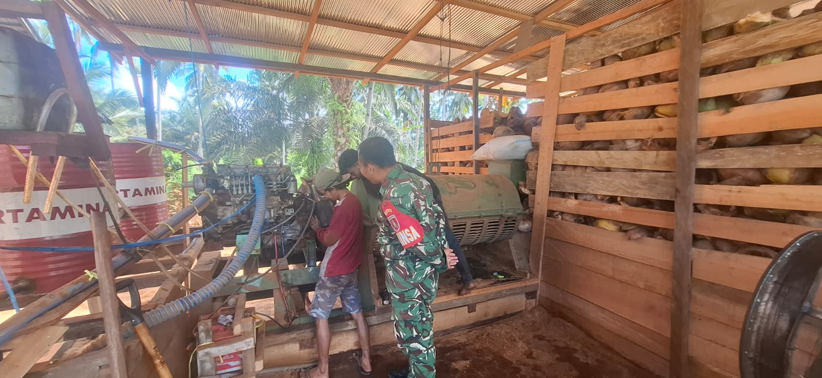 Babinsa Tanjung Ingatkan Jaga Lingkungan Sekitar, Sambangi Usaha Serabut Kelapa Milik Warga