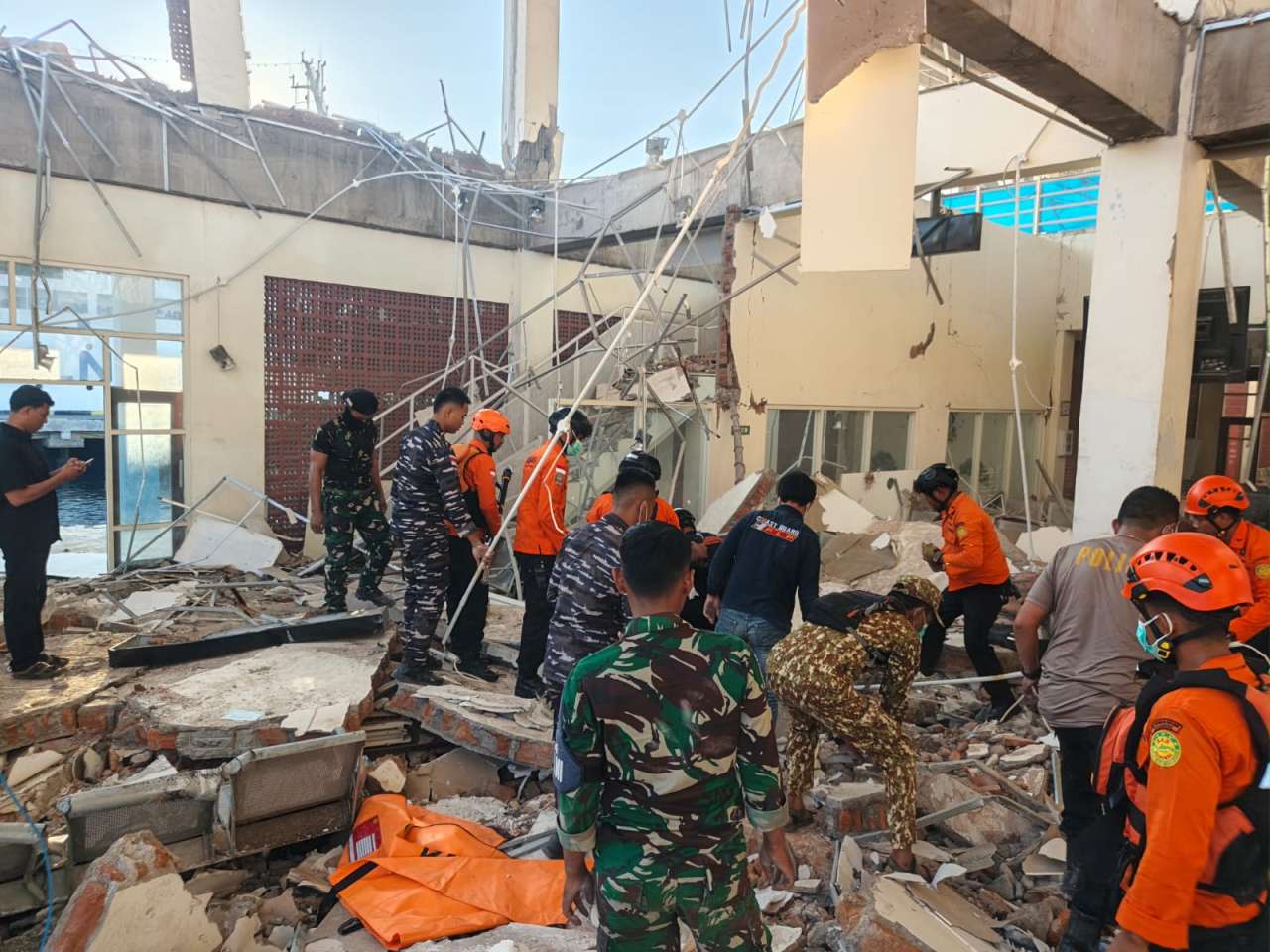 TNI Kerahkan Personel, Hercules, dan KRI Bantu Masyarakat Terdampak Gempa NTT