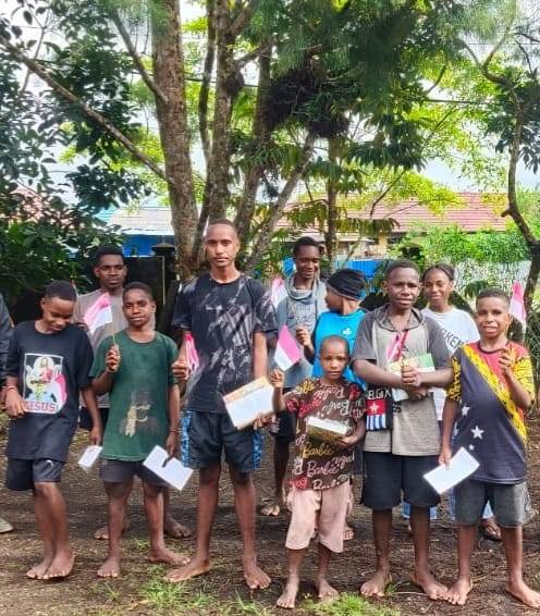 Meriahkan HUT RI ke-81, Tokoh adat sekaligus Rohaniawan Gelar Lomba Berhadiah dan Bagikan Sembako kepada Masyarakat Nduga