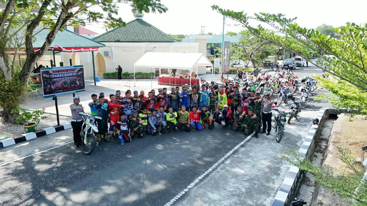 Semarakkan HUT ke-81 Kemerdekaan RI, Babinsa Kodim 0913/PPU Kawal Trabas Merdeka