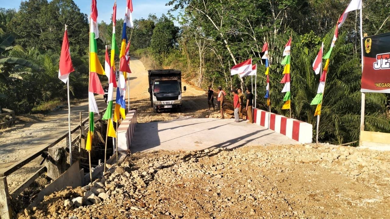 Pembangunan Jembatan Garuda Penghubung Dua Desa Di Sepaku Siap Dilewati