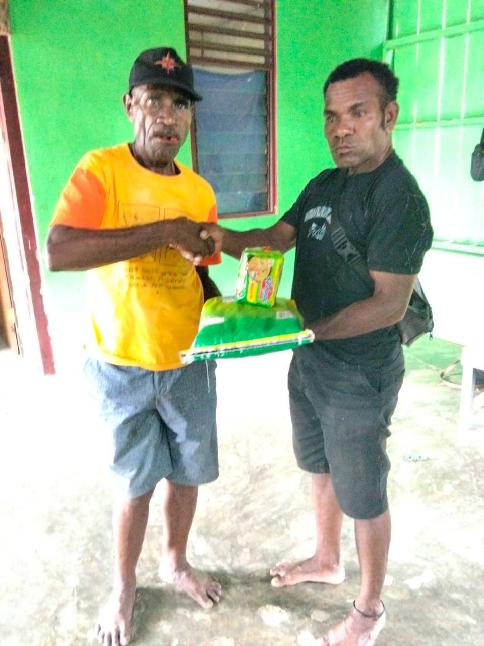 Berbagi Kebahagiaan HUT RI, Kepala Suku Senggi Gelar Lomba dan Pembagian Sembako Berbagi Kebahagiaan HUT RI, Kepala Suku Senggi Gelar Lomba dan Pembagian Sembako