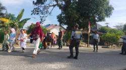 Meriahkan HUT RI Ke-81, Babinsa Sidorejo Kawal Karnaval Di Wilayah Binaan