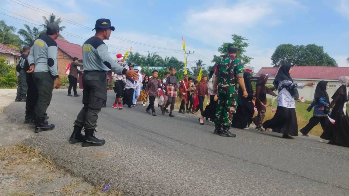 Meriahkan HUT RI Ke-81, Babinsa Sidorejo Kawal Karnaval Di Wilayah Binaan