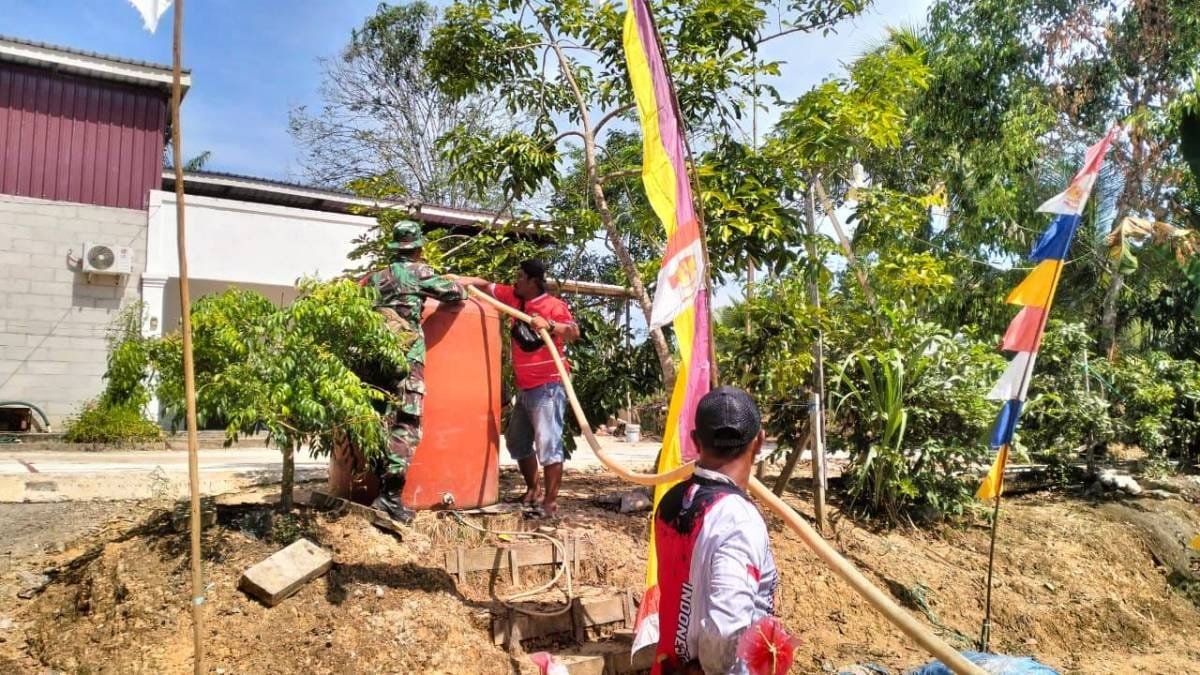 Peduli Air Bersih, Babinsa Koramil 04/Sepaku Kawal Distribusi Bantuan Air Untuk Warga Desa Karang Jinawi Peduli Air Bersih, Babinsa Koramil 04/Sepaku Kawal Distribusi Bantuan Air Untuk Warga Desa Karang Jinawi