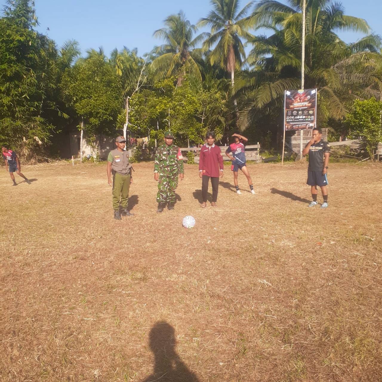 Semarakkan HUT Ke-81 RI, Babinsa Tanjung Tengah Tendang Bola Pertama Turnamen Mini Soccer