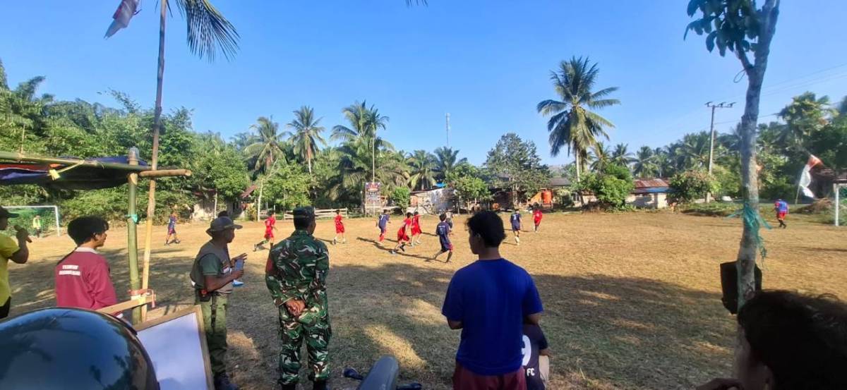 Semarakkan HUT Ke-81 RI, Babinsa Tanjung Tengah Tendang Bola Pertama Turnamen Mini Soccer