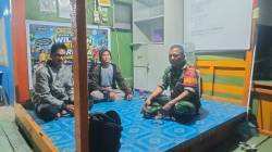 Jaga Keamanan Lingkungan, Babinsa Koramil 0908-01/Loktuan Sambangi Pos Kamling Di Wilayah Binaan