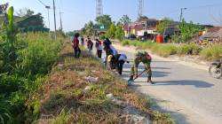 Jum,at Bersih, Babinsa Bersama Pemerintah Desa Babulu Darat dan Warga Bersihkan Lingkungan