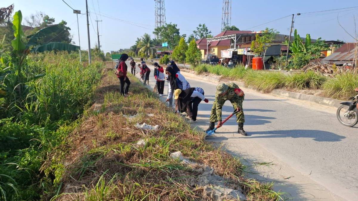 Jum,at Bersih, Babinsa Bersama Pemerintah Desa Babulu Darat dan Warga Bersihkan Lingkungan Jum,at Bersih, Babinsa Bersama Pemerintah Desa Babulu Darat dan Warga Bersihkan Lingkungan