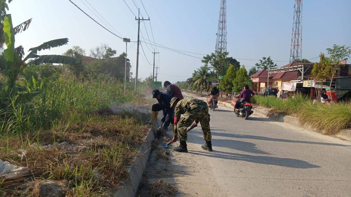 Jum,at Bersih, Babinsa Bersama Pemerintah Desa Babulu Darat dan Warga Bersihkan Lingkungan Jum,at Bersih, Babinsa Bersama Pemerintah Desa Babulu Darat dan Warga Bersihkan Lingkungan