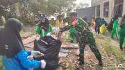 Peduli Sampah, Babinsa Koramil 01/Penajam Ajak Warga dan Anak Sekolah Gotong Royong Bersihkan Lingkungan