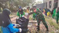 Peduli Sampah, Babinsa Koramil 01/Penajam Ajak Warga dan Anak Sekolah Gotong Royong Bersihkan Lingkungan