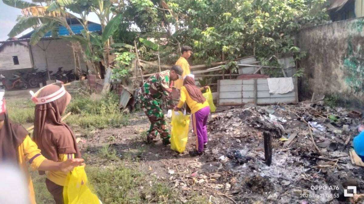 Peduli Sampah, Babinsa Koramil 01/Penajam Ajak Warga dan Anak Sekolah Gotong Royong Bersihkan Lingkungan Peduli Sampah, Babinsa Koramil 01/Penajam Ajak Warga dan Anak Sekolah Gotong Royong Bersihkan Lingkungan