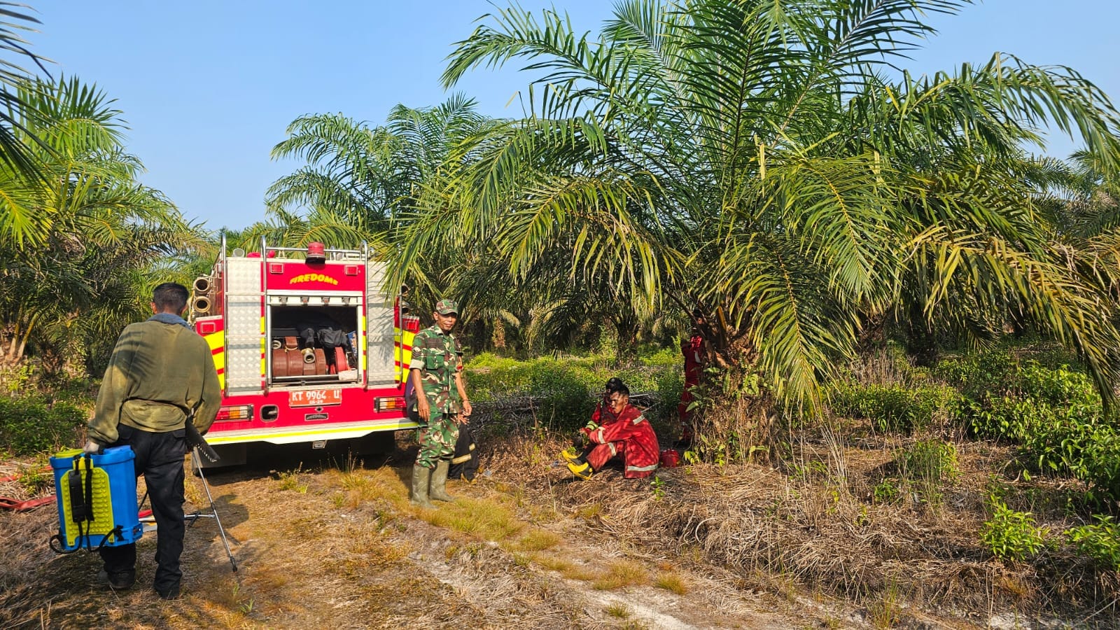 Babinsa Koramil 0908-02/Muara Badak Bersama Damkar Sigap Padamkan Karhutla Babinsa Koramil 0908-02/Muara Badak Bersama Damkar Sigap Padamkan Karhutla