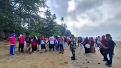 Meriahkan HUT RI ke-81, Sinergitas Babinsa dan Bhabinkamtibmas Tanjung Tengah Kawal Jalan Sehat