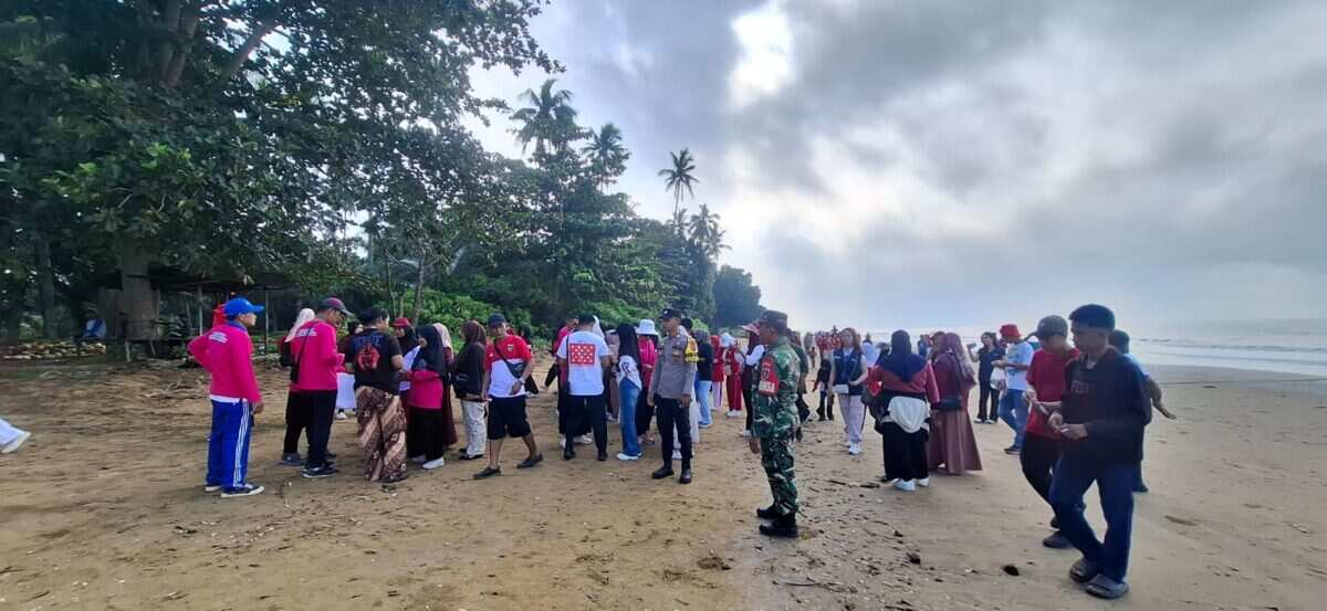 Meriahkan HUT RI ke-81, Sinergitas Babinsa dan Bhabinkamtibmas Tanjung Tengah Kawal Jalan Sehat